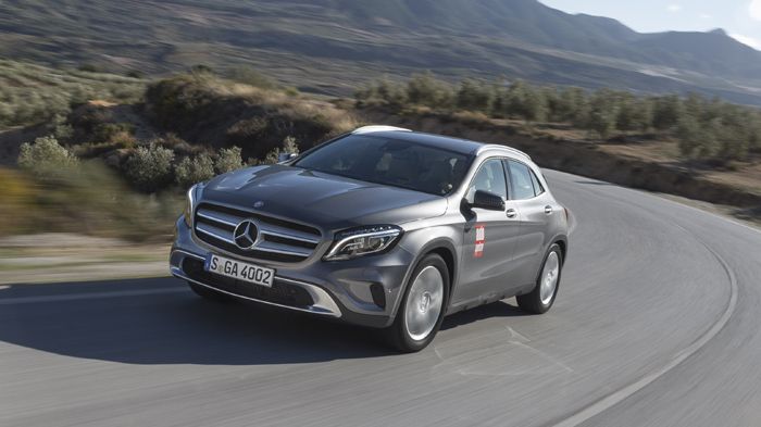 Στο δρόμο, η νέα Mercedes GLA διακρίνεται για την κορυφαία ποιότητα κύλισης και την πολύ καλή άνεση που προσφέρει. Στο δρόμο, η νέα Mercedes GLA διακρίνεται για την κορυφαία ποιότητα κύλισης και την πολύ καλή άνεση που προσφέρει.